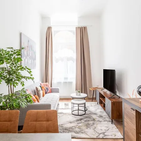 Cozy & Pleasant Homes In The Heart Of Apartment *