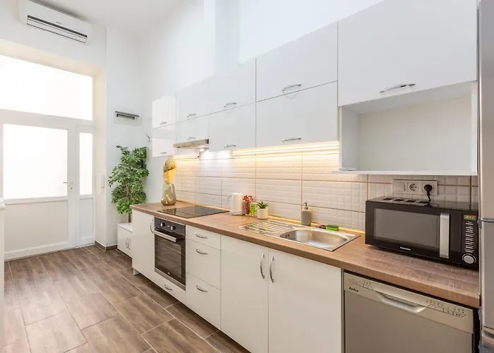 Cozy & Pleasant Homes In The Heart Of *