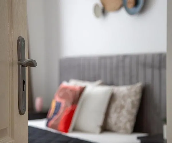 Cozy & Pleasant Homes In The Heart Of *