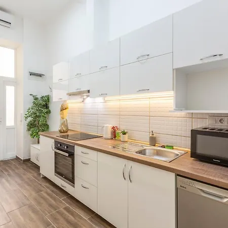 Cozy & Pleasant Homes In The Heart Of *