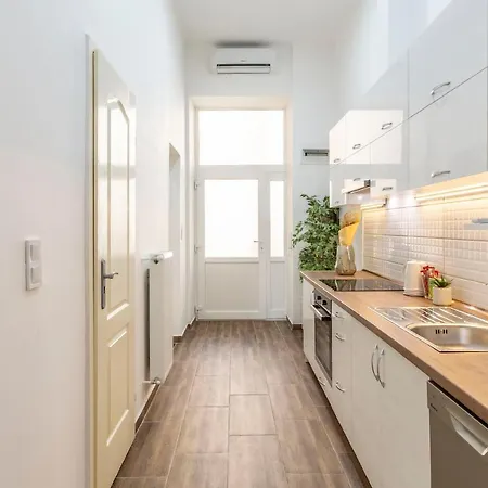 Cozy & Pleasant Homes In The Heart Of Apartment
