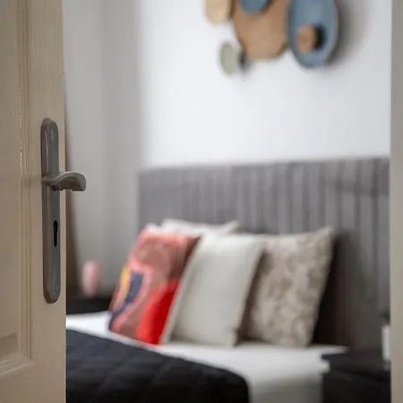 Cozy & Pleasant Homes In The Heart Of *